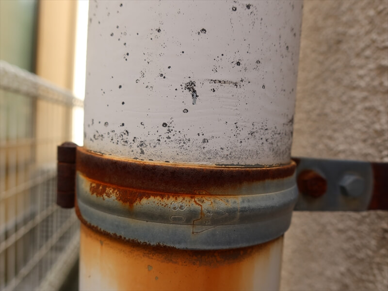 こちらは排水管の取付金具のサビ。サビが多くなるとボルトが動かなくなり取り外せないこともあります。